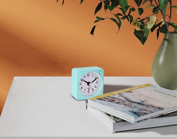 Travel-Packed Analog Alarm Clock, Ultra Small Clock with Snooze and Light Function, Super Silent Non-Ticking, Battery Operated