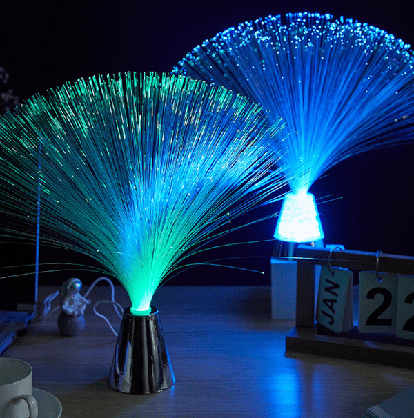 Farverig lysende base med optisk fiberlampe med stjerner overalt