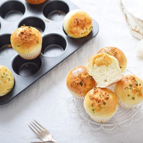 Sæt med 2 store non-stick muffinforme til cupcakes, brownies, kager og buddinger - 35,5 x 26,5 x 2,7 cm - sort