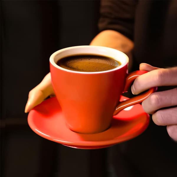 Espressokuppi lautasella, espressokuppi
