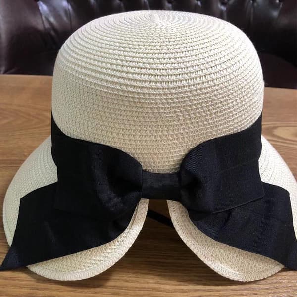 Svart sammenleggbar damehatt, sommerhatt, solhatt med bred brem, hakestropp