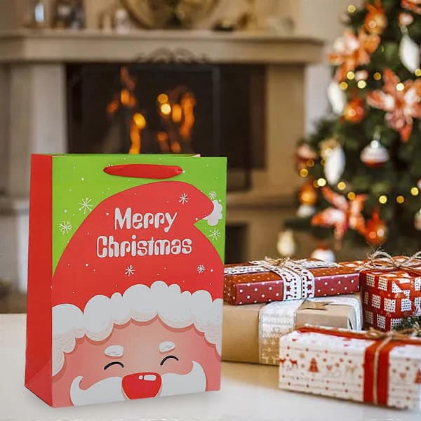 Röd julklappspåse med godis, julfolie-godispåse, julfest-papperspåse, presentförpackning