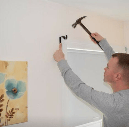 *Metal gardinstangsbeslag sættes direkte ind i th*