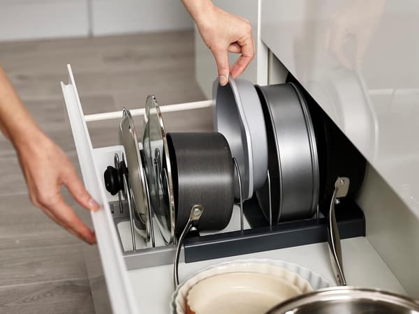 Udvidelig køkkenredskabsorganisator, pladsbesparende opbevaring til låg, bageplader - Grå