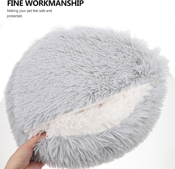 Fluffy kattseng med hette for ro, varme og trygghet