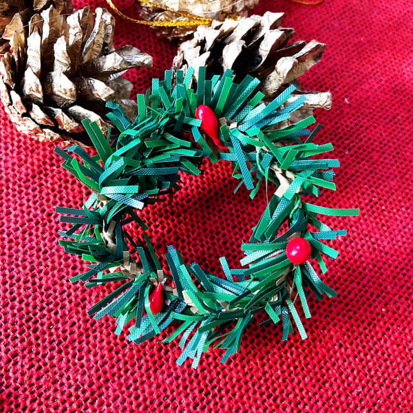 Mini kunstige julekranse ornamenter, 10 stk.