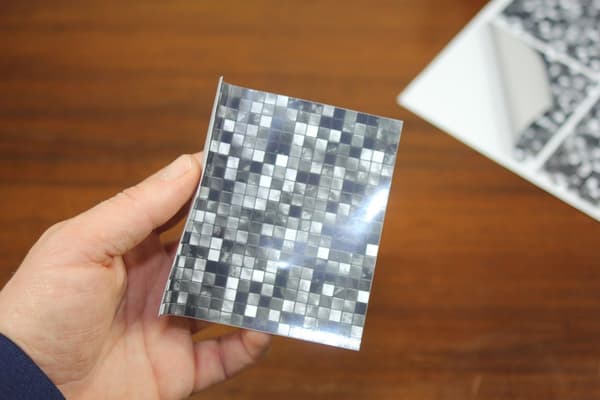 24 stk. selvklæbende fliser til badeværelse og køkken 10 x 10 cm