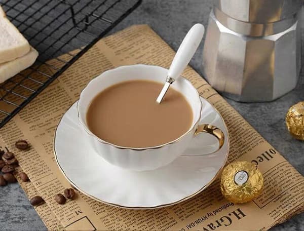 Kaffekop og underkop i keramik, 200 ml kaffekop med guldkant
