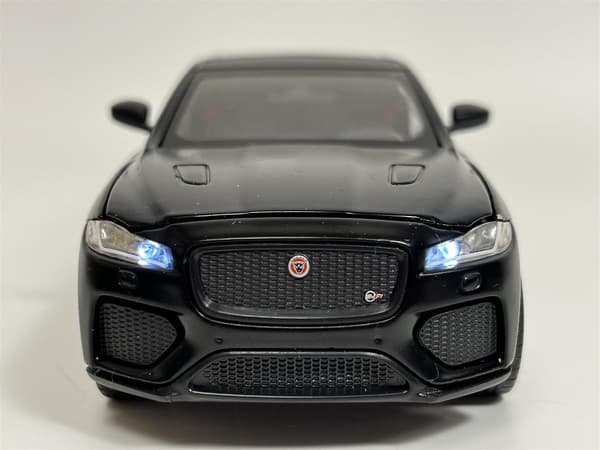 Jaguar F Pace Sort LHD Lys og Lyd 1:32 Skala Tayumo 32110018