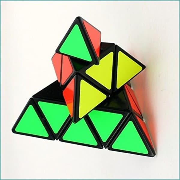 Musta taustatarra pyramidi kuutio palapeli - lapsille ja aikuisille