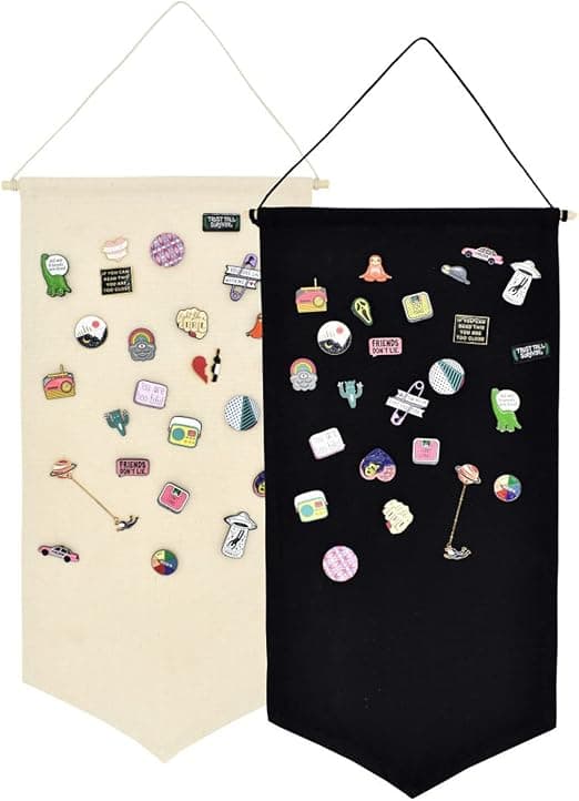 2 veggmonterte merkedisplayer i lerret Emblempins-serie display