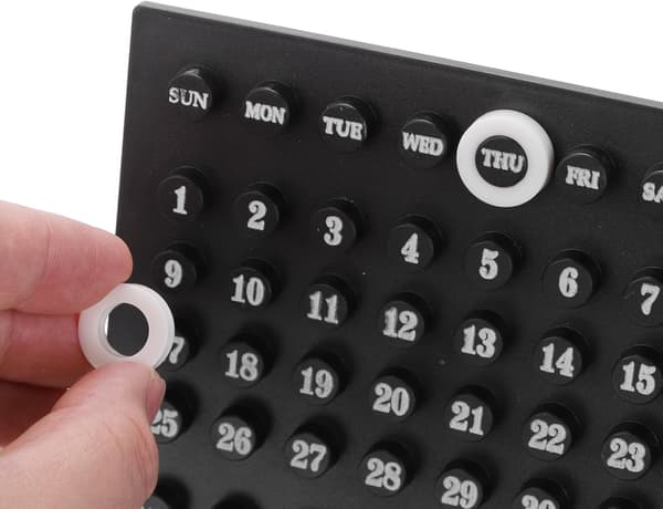 Evighetskalender i tre med akrylstativ, som viser måned, ukedag og dato.