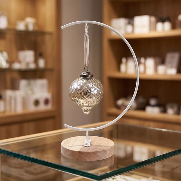 hvid ornamentstander af jern og træ til glaskugleterrarium -