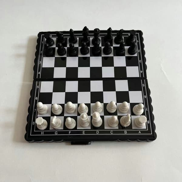 Reseschack i miniatyrformat, bärbart magnetiskt schackspel, schackspel med hopfällbar magnetisk resebräda