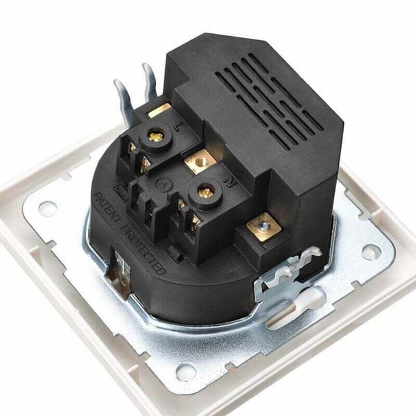 Stikkontakt med USB-port (maks. Innfelt vegguttak med USB-uttak Hvit System 55 Glanset hvit