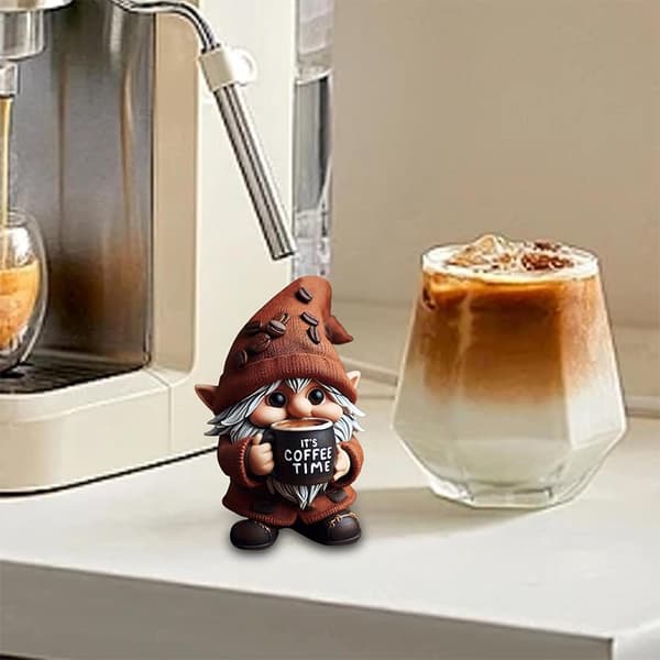 Trädgårdsdekoration med en tomtefigur som njuter av kaffe utomhus. VariantValue VariantValue