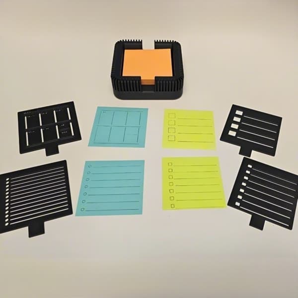 Noteskabelonboks med fire skabeloner og 4-farvede klæbenoter, ABS, kompakt 11 cm x 11 cm x 6,3 cm til kontor, studier og planlægning