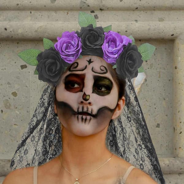 Día de Muertos-hårbøyle med slør og blomster