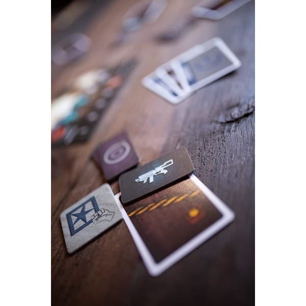 Resistance: The Avalon Card Game Mystery Board Game Alder 13+ -