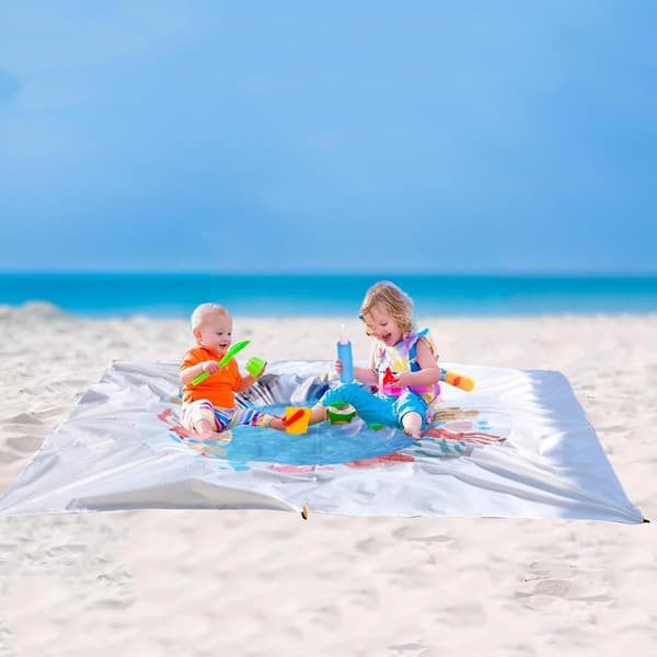This 2-in-1 beach mat is waterproof and sand-repellent, suitable for both the beach and the pool. (FMY)