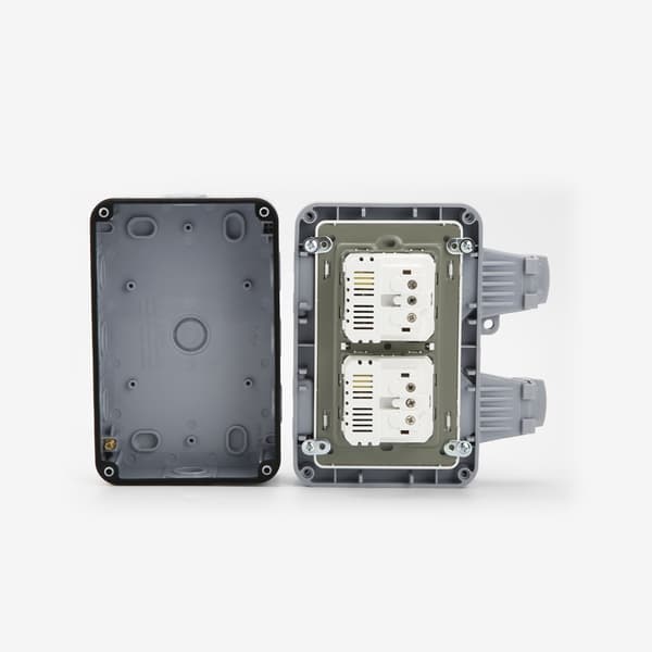 Vandtæt stikkontakt med afbryder, vippedæksel og 4 USB-porte Grå Gray