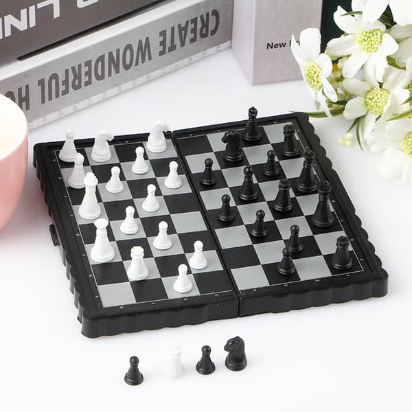 Reseschack i miniatyrformat, bärbart magnetiskt schackspel, schackspel med hopfällbar magnetisk resebräda