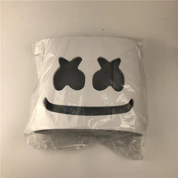 Marshmallow DJ-naamio valaisevalla baaritunnelmarekvisiitalla
