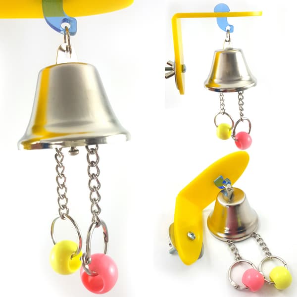 To papegøjelegetøj med store klokker, snor og hængende bure