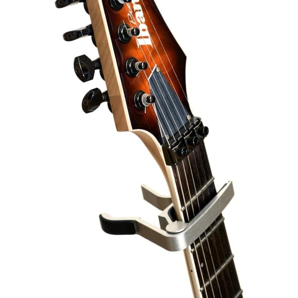 Capo ST Vit. Hurtiglåsende gitarkapo med triggerfunksjon for elektrisk gitar, akustisk gitar, klassisk gitar, spansk gitar, ukulele, banjo, etc.