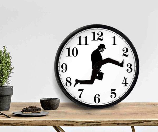 Monty Python inspireret Silly Walk vægur kreativ lydløs