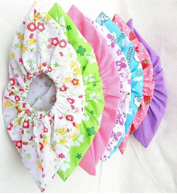 6 par halkfria skoskydd i non-woven tyg med blommönster