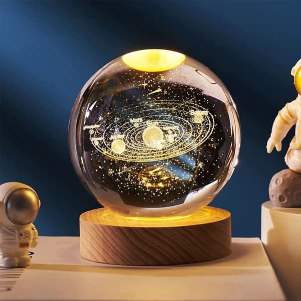 3D Planet Krystallkule Nattlampe, Romgalakse Krystallkule med Trebase, 3D Gravert Solsystem Krystallkule med LED-lysbase