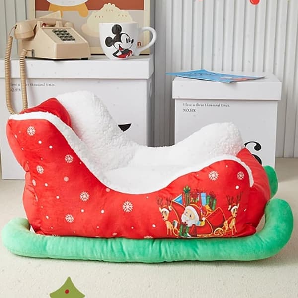 This sleigh-shaped nativity scene measures 60 x 37 x 28 cm. It's a fun and luxurious Christmas.