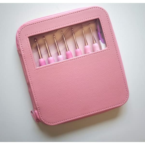 DIY Lyserødt Gradient Hæklesæt med Saks og PU-etui - Bløde TPR-håndtag, Hæklenåle i Rustfrit Stål til Trøjer og Begyndere