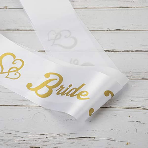 Brud-til-være-sash i satin og brudeslør med kam til bryllupsfest