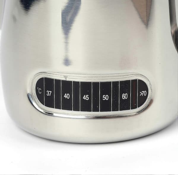 Mælke kande til skumning med termometer, rustfri kaffekande til skumning 20 oz, mælkekop til hjemmekøkken (600 ml)