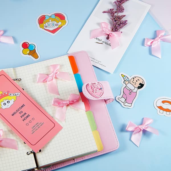 24 selvklebende satengsløyfer for DIY-håndverk Valentinsdag Babyshower Kortlaging Pynt, 5 cm bredde (rød)