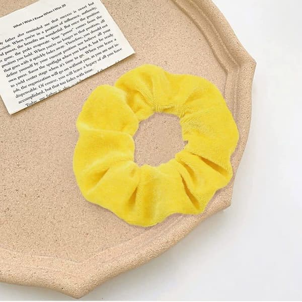 Sæt med 2 store bløde elastiske fløjls-scrunchies til søvn, ingen mærker, anti-frizz (gul)