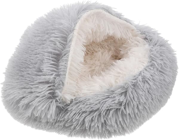 Fluffy kattseng med hette for ro, varme og trygghet