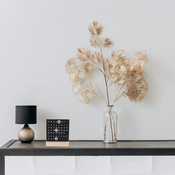 Evighetskalender i tre med akrylstativ, som viser måned, ukedag og dato.