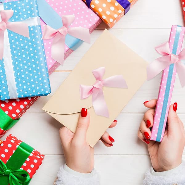 24 selvklebende satengsløyfer for DIY-håndverk Valentinsdag Babyshower Kortlaging Pynt, 5 cm bredde (rød)