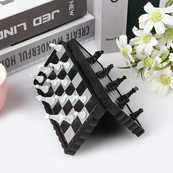 Reseschack i miniatyrformat, bärbart magnetiskt schackspel, schackspel med hopfällbar magnetisk resebräda