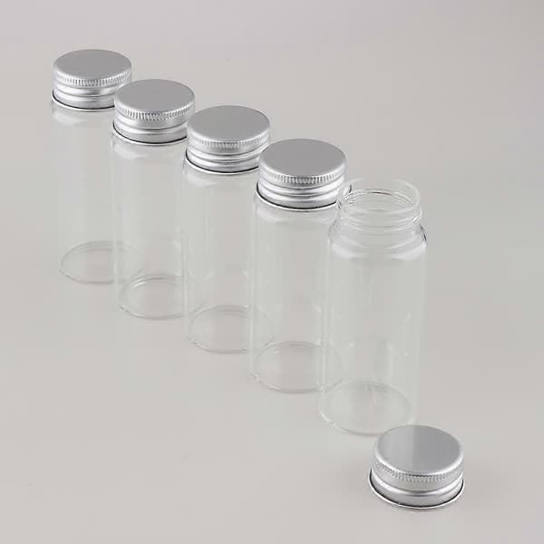 5 Kosmetika. Reseflaskor i glas. Prover