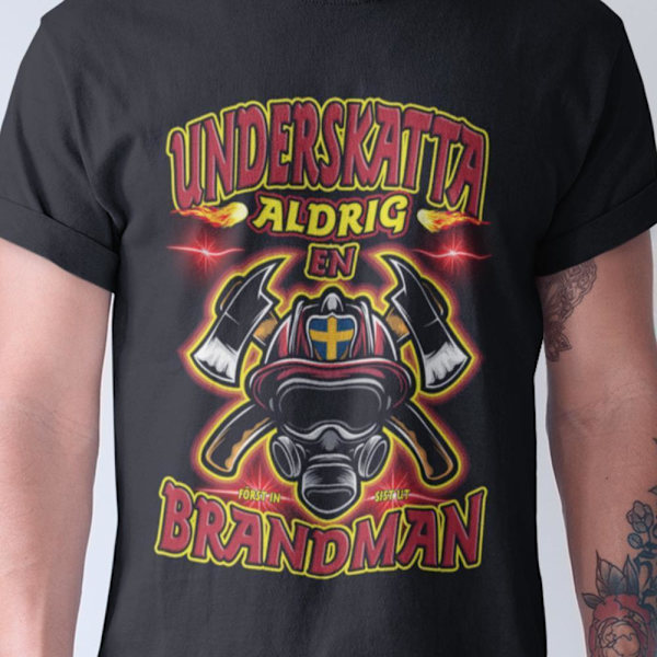 Underskatta aldrig en brandman T-shirt svart eld design XXL