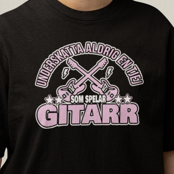 Svart - T-shirt -  Underskatta aldrig en tjej som spelar gitarr Black S