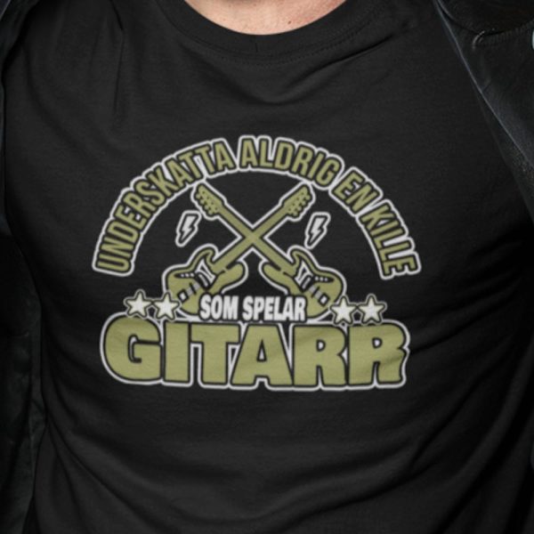 Svart - T-shirt -  Underskatta aldrig en kille som spelar gitarr Black L