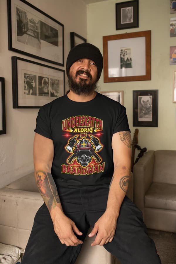 Underskatta aldrig en brandman T-shirt svart eld design S