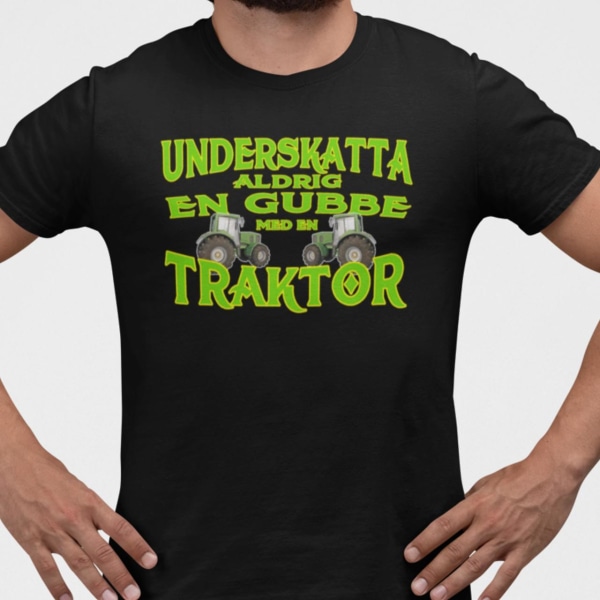 Traktor T-shirt Underskatta aldrig en gubbe med en traktor ! Black S