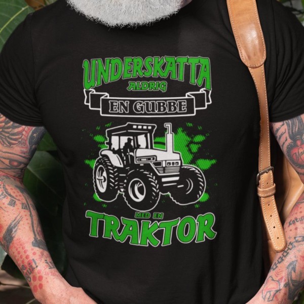 Svart T-shirt underskatta aldrig en gubbe med en traktor Splash XXL