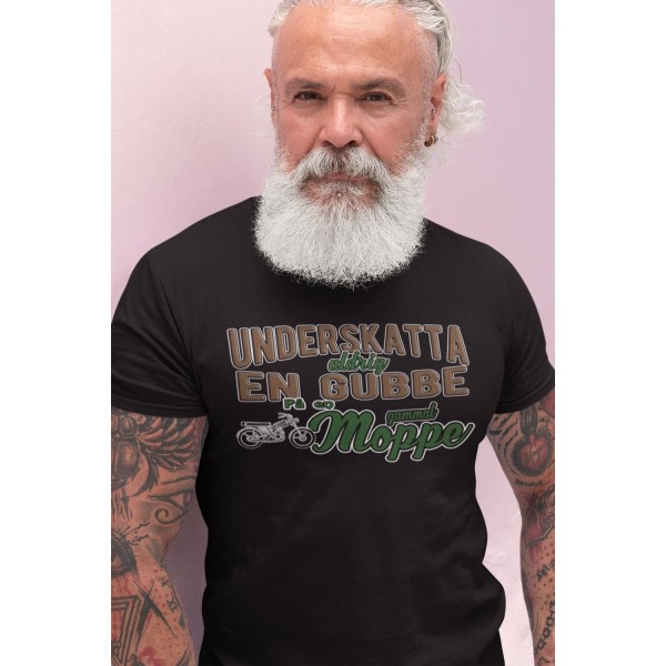 Underskatta aldrig en gubbe på en gammal moppe - svart t-shirt M